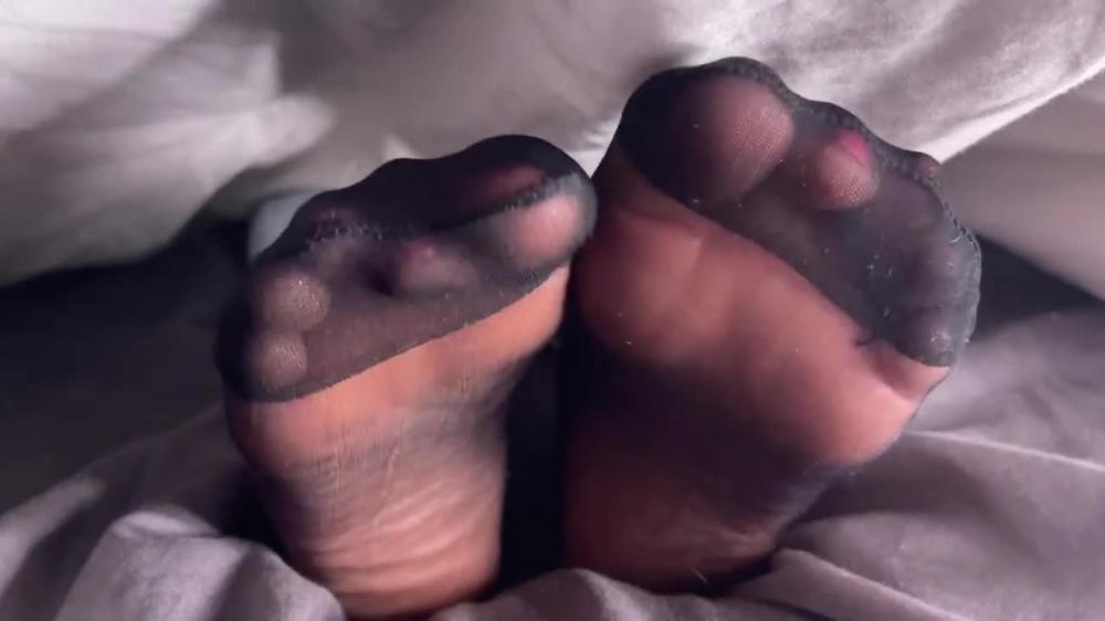 Poster for Pink Foxx - Manyvids Girl - Black Nylon Removal Under The Covers - Feet, Ebony Foot Fetish, Foot Fetish (Пинк Фокс Фут-Фетиш Из Чёрного Дерева)