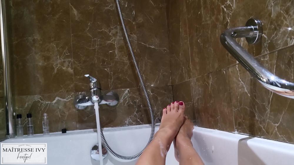 Poster for Maitresseivy - Un Bain Chaud Avec Moi Et Mes Pieds En Tunisie 4K - Clips4Sale Model - Soles, Foot Worship, Underwater Fetish (Поклонение Ногам)