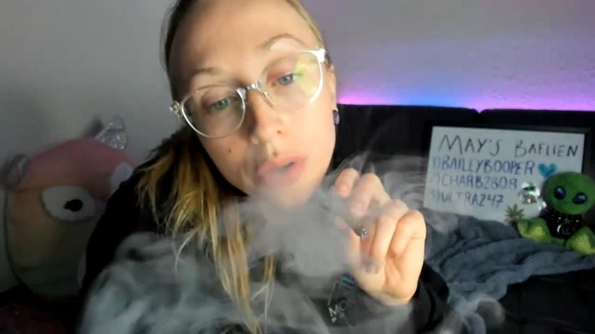 Poster for Spacesyren - 420 Tarot - Nov 19, 2022 - Manyvids Model - Sfw, Eating, Smoking (Курение)