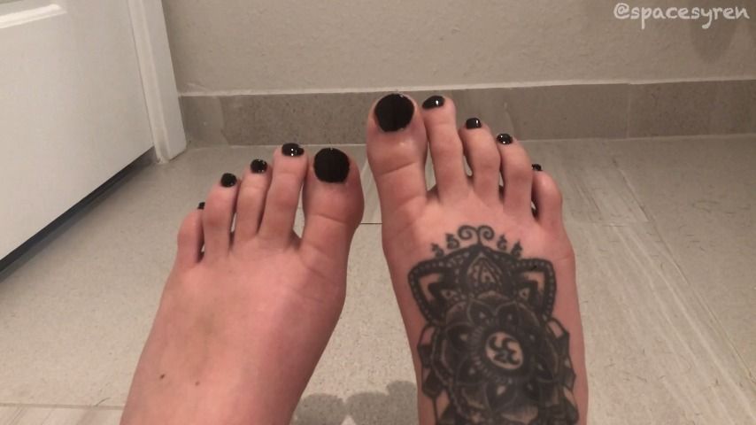 Poster for Manyvids Girl - Giving Myself A Pedicure - May 24, 2020 - Spacesyren - Bathtub Fetish, Nails (Гвозди)