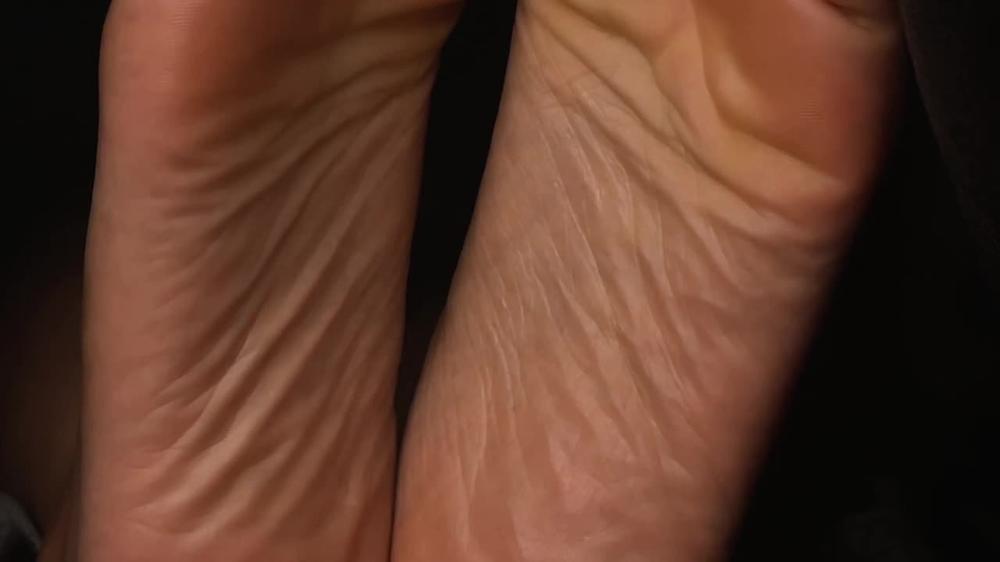 Poster for Pink Foxx - Manyvids Star - Wrinkle Soles Toe Wiggling Under Cover - Sfw, Foot Fetish (Пинк Фокс Фут-Фетиш)