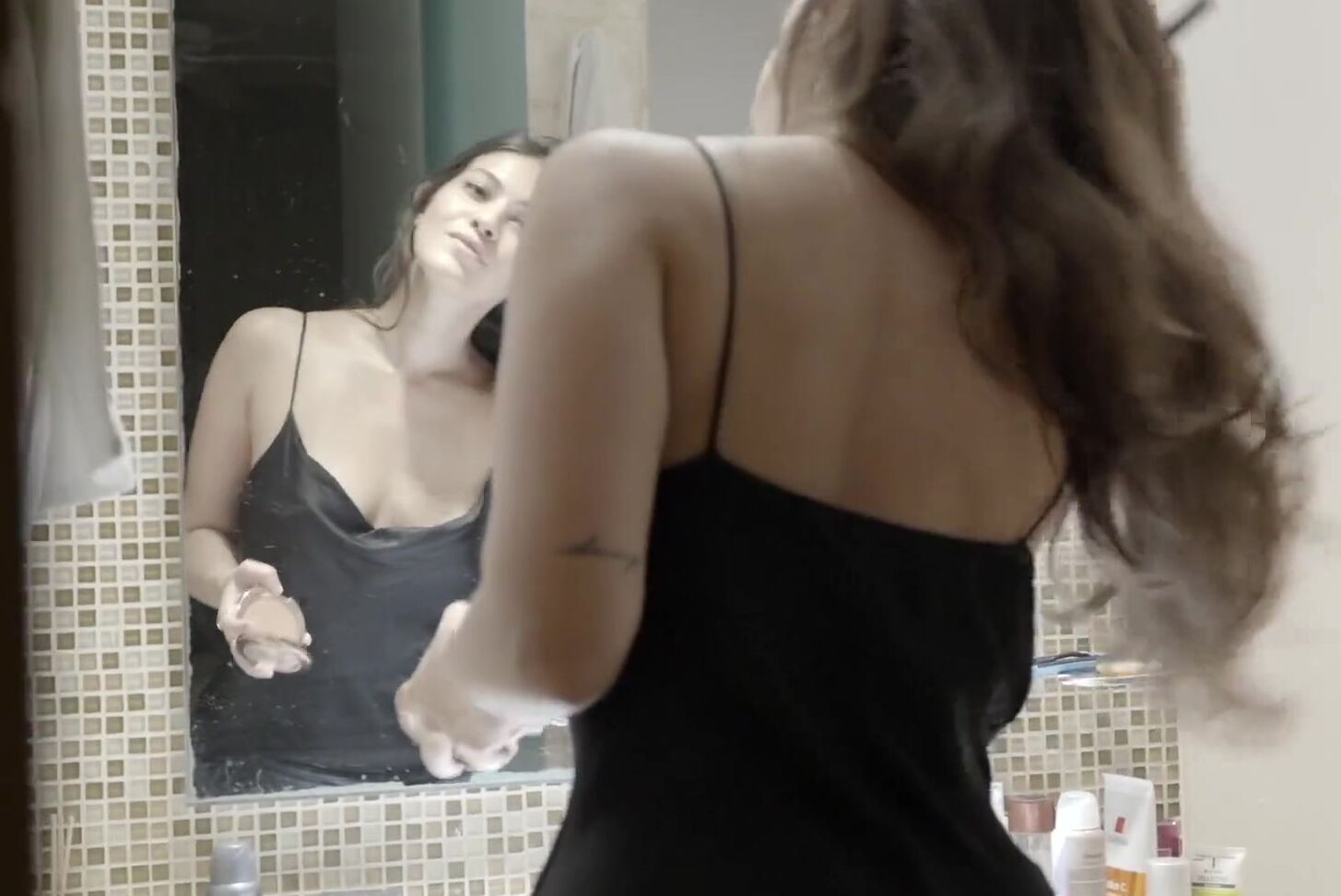 Маленькая Латина Умоляет О Сексе Перед Выходом На Улицу