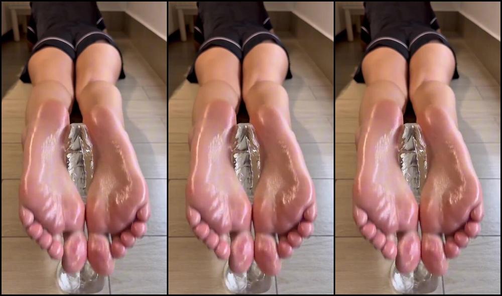 Goddess Evelyn Nicknamed Its Evee2 11 24 2025 Onlyfans Video Foot Job Your Girlfriend Who Is Obsessed With Giving Foot Jobs Got Home And Immediately