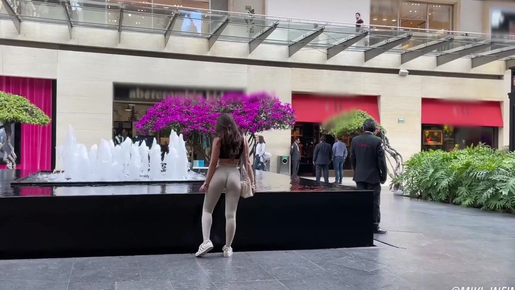 Миниатюрная Красотка Miki Infinita Голая В Общественной Раздевалке