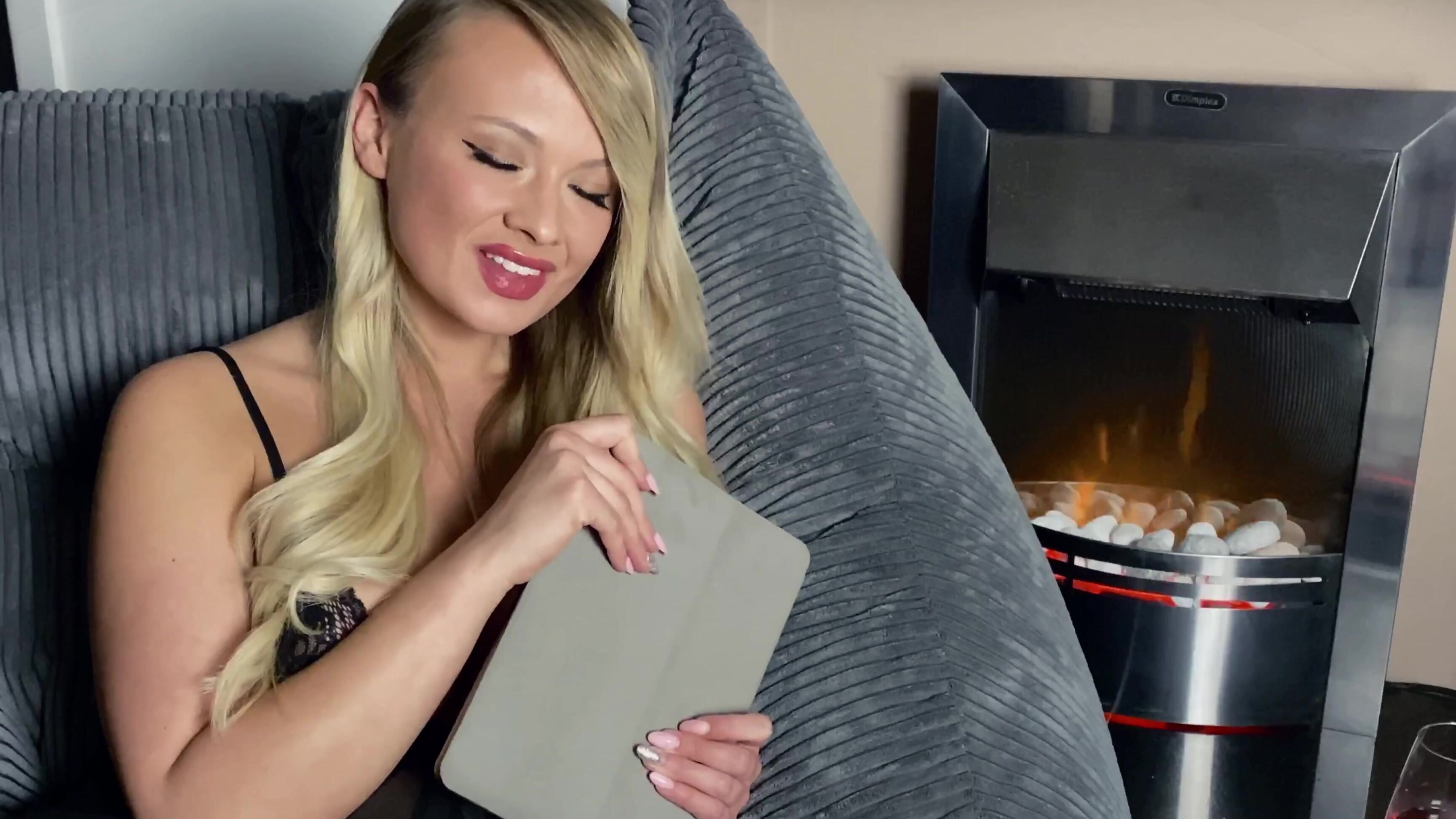 Peachyskye dominates with dirty talk and dirty talking while getting her holes drilled